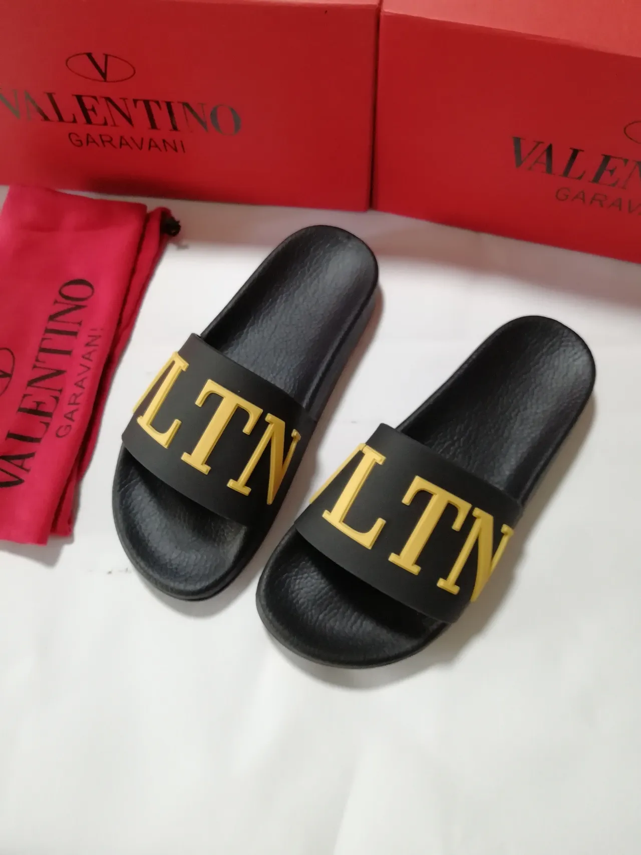 Valentino VLTN Pantoufles noires et dorées 4