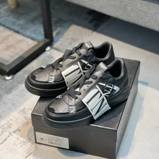 Valentino VLTN Zapatillas Lifestyle de Cuero Negro con Correa Perforada