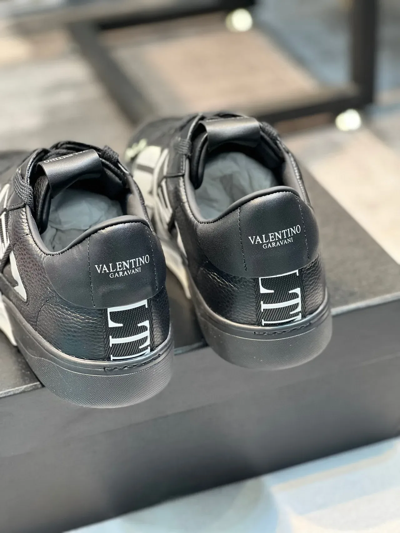 Valentino VLTN Baskets Lifestyle en Cuir Noir à Sangle Perforée 2