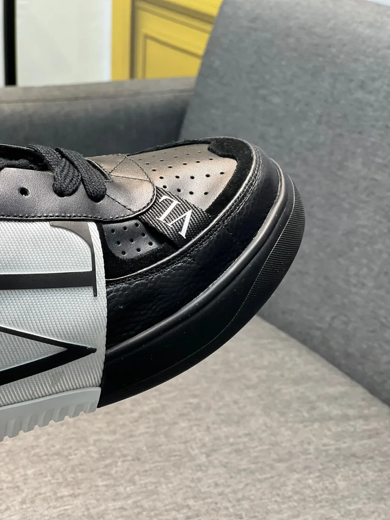 Valentino VLTN Baskets Lifestyle en Cuir Noir à Sangle Perforée 3