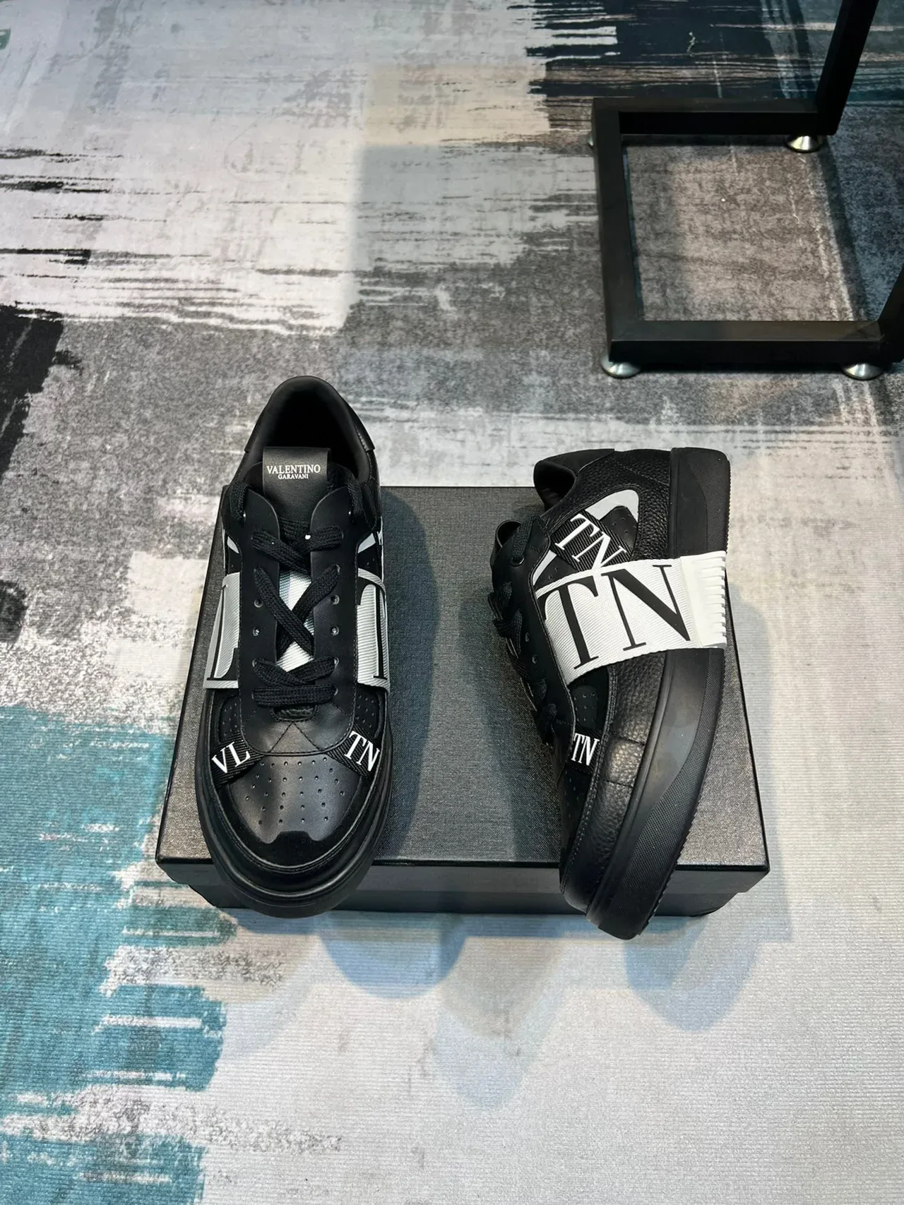 Valentino VLTN Baskets Lifestyle en Cuir Noir à Sangle Perforée 4