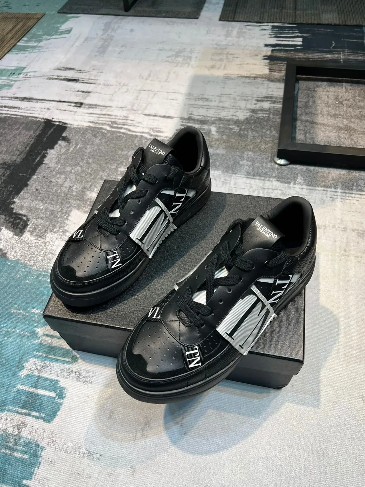 Valentino VLTN Baskets Lifestyle en Cuir Noir à Sangle Perforée 5