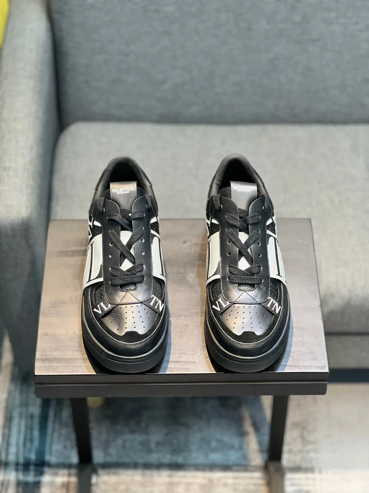 Valentino VLTN Baskets Lifestyle en Cuir Noir à Sangle Perforée 6