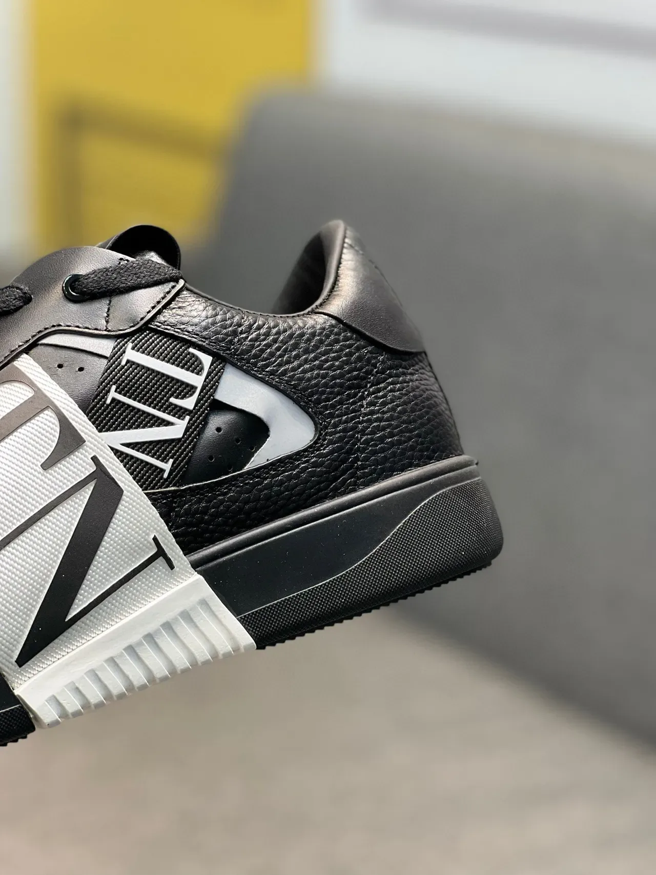 Valentino VLTN Baskets Lifestyle en Cuir Noir à Sangle Perforée 7