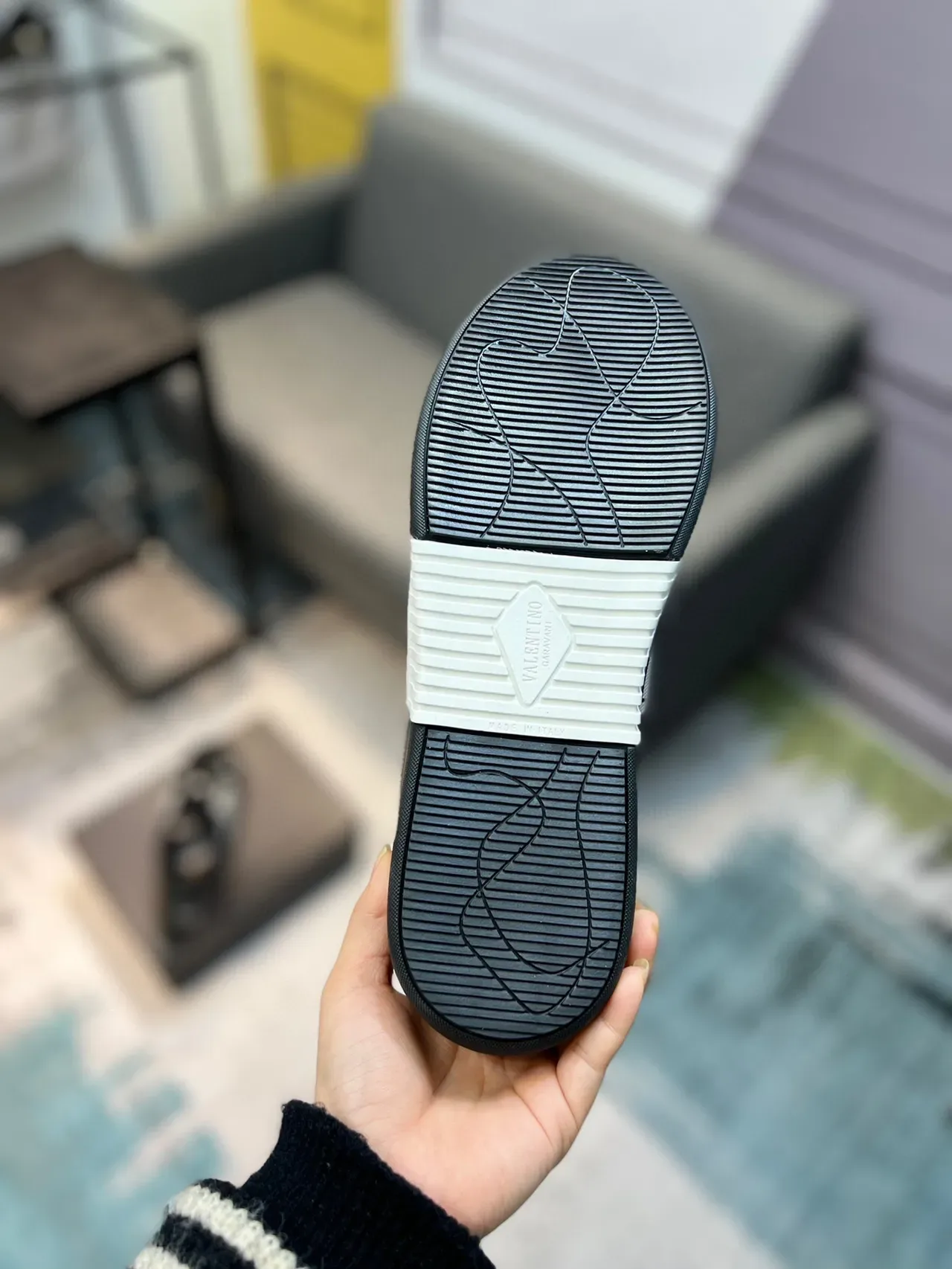 Valentino VLTN Baskets Lifestyle en Cuir Noir à Sangle Perforée 8