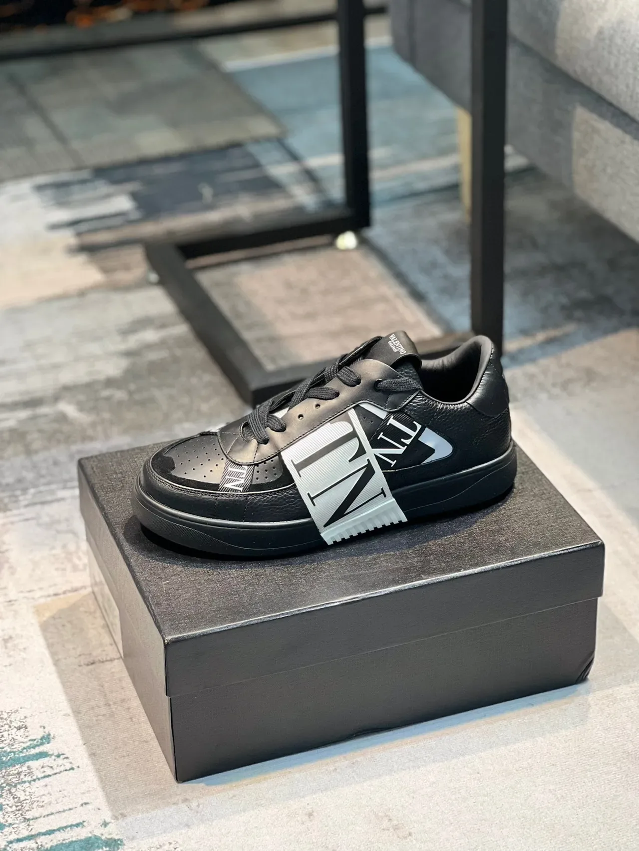 Valentino VLTN Baskets Lifestyle en Cuir Noir à Sangle Perforée 9