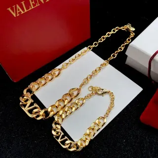 Valentino VLTN Chunky Curb Chain Necklace