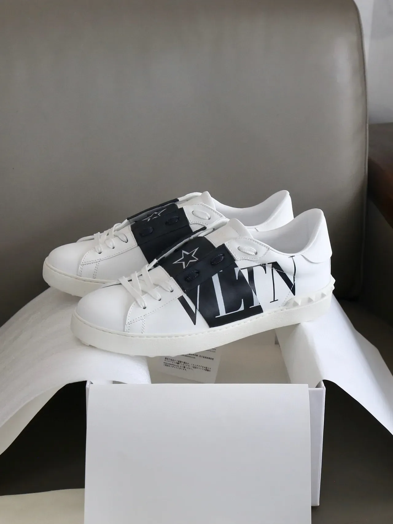 Valentino VLTN Sneakers Lifestyle Blancs et Noirs en Cuir avec Sangle Logo 2