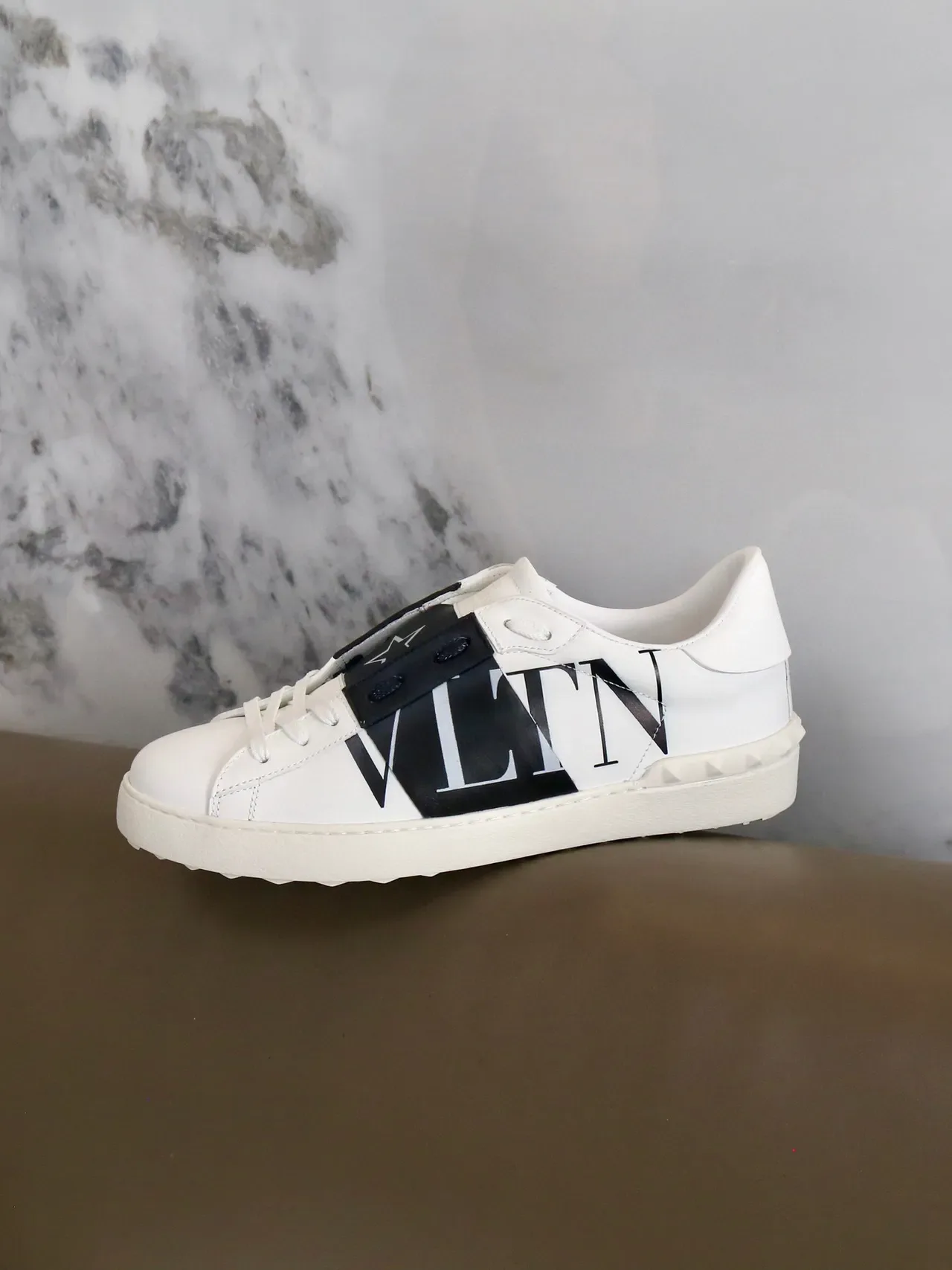 Valentino VLTN Sneakers Lifestyle Blancs et Noirs en Cuir avec Sangle Logo 3