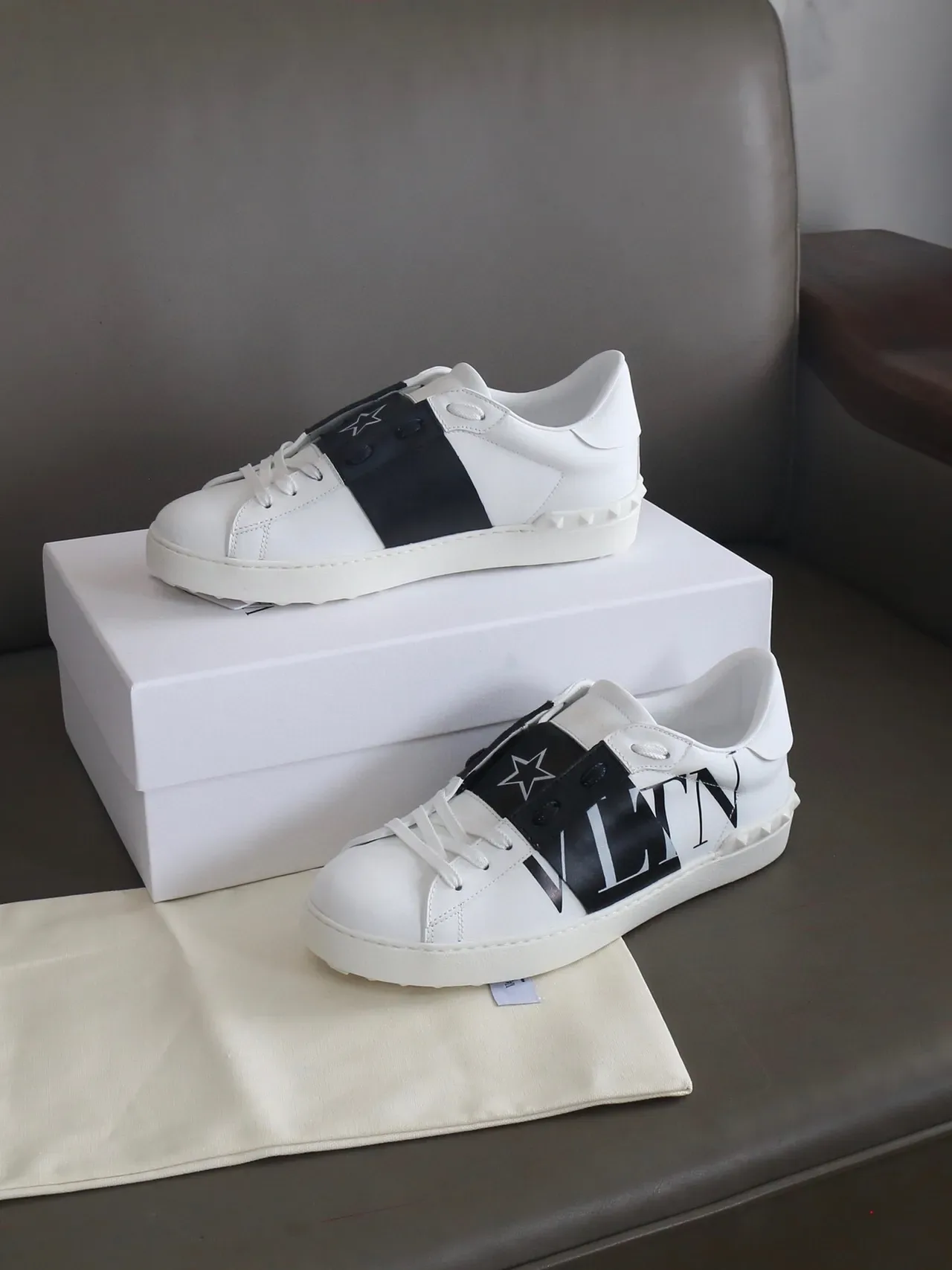 Valentino VLTN Sneakers Lifestyle Blancs et Noirs en Cuir avec Sangle Logo 4