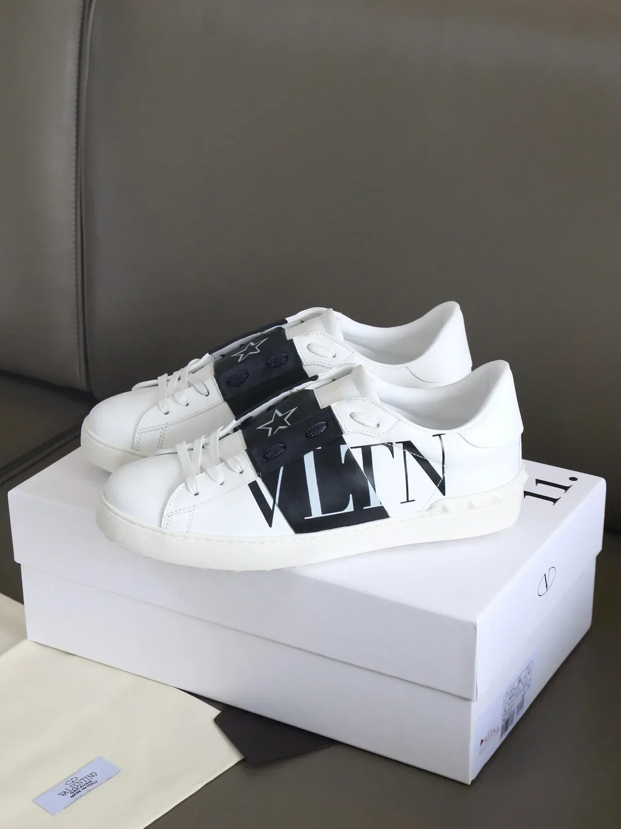 Valentino VLTN Sneakers Lifestyle Blancs et Noirs en Cuir avec Sangle Logo 5