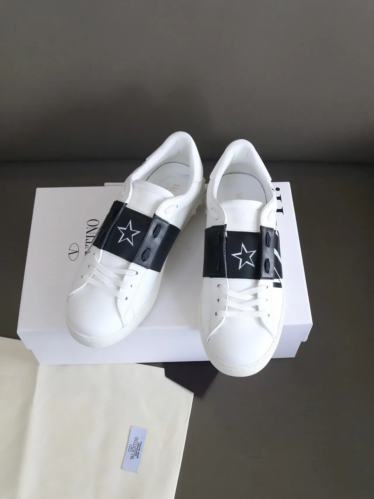 Valentino VLTN Sneakers Lifestyle Blancs et Noirs en Cuir avec Sangle Logo 6
