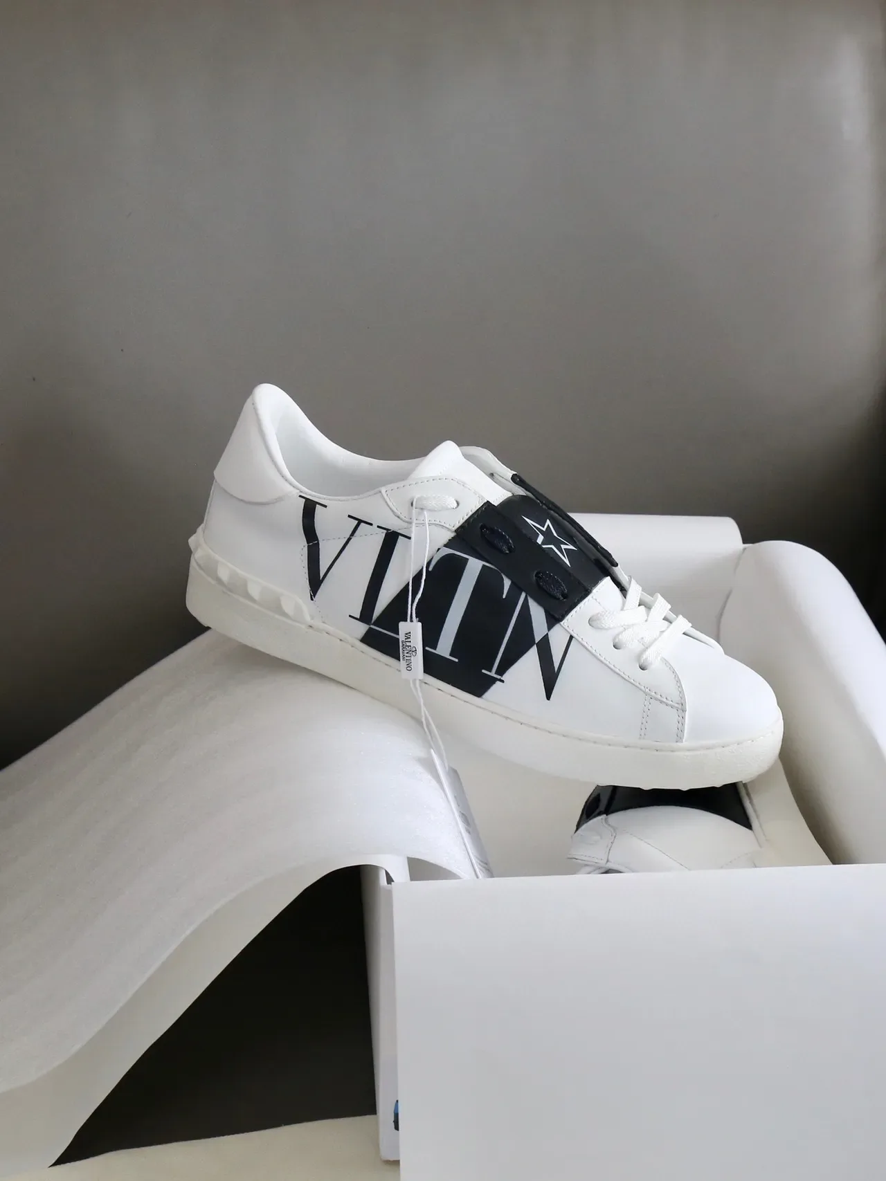 Valentino VLTN Sneakers Lifestyle Blancs et Noirs en Cuir avec Sangle Logo 7