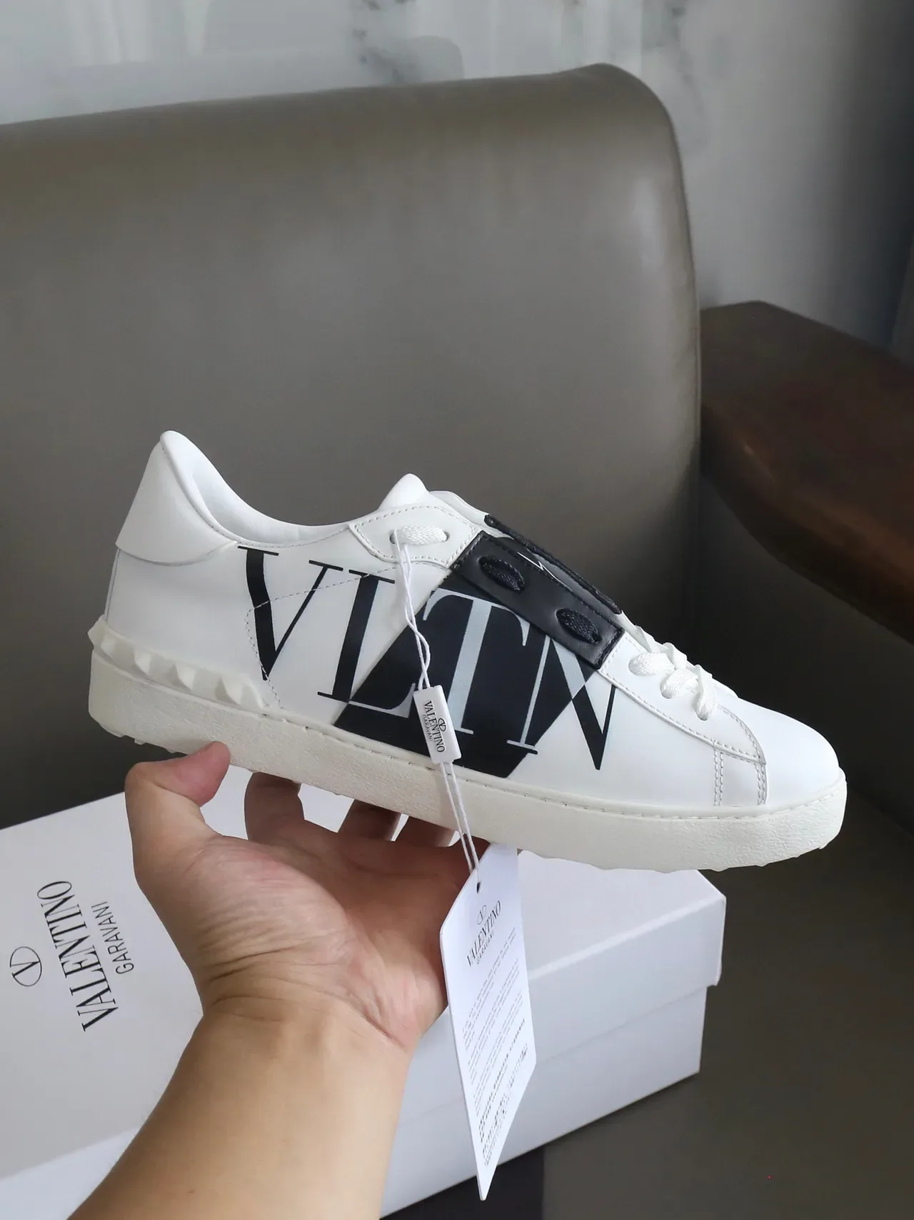 Valentino VLTN Sneakers Lifestyle Blancs et Noirs en Cuir avec Sangle Logo 8