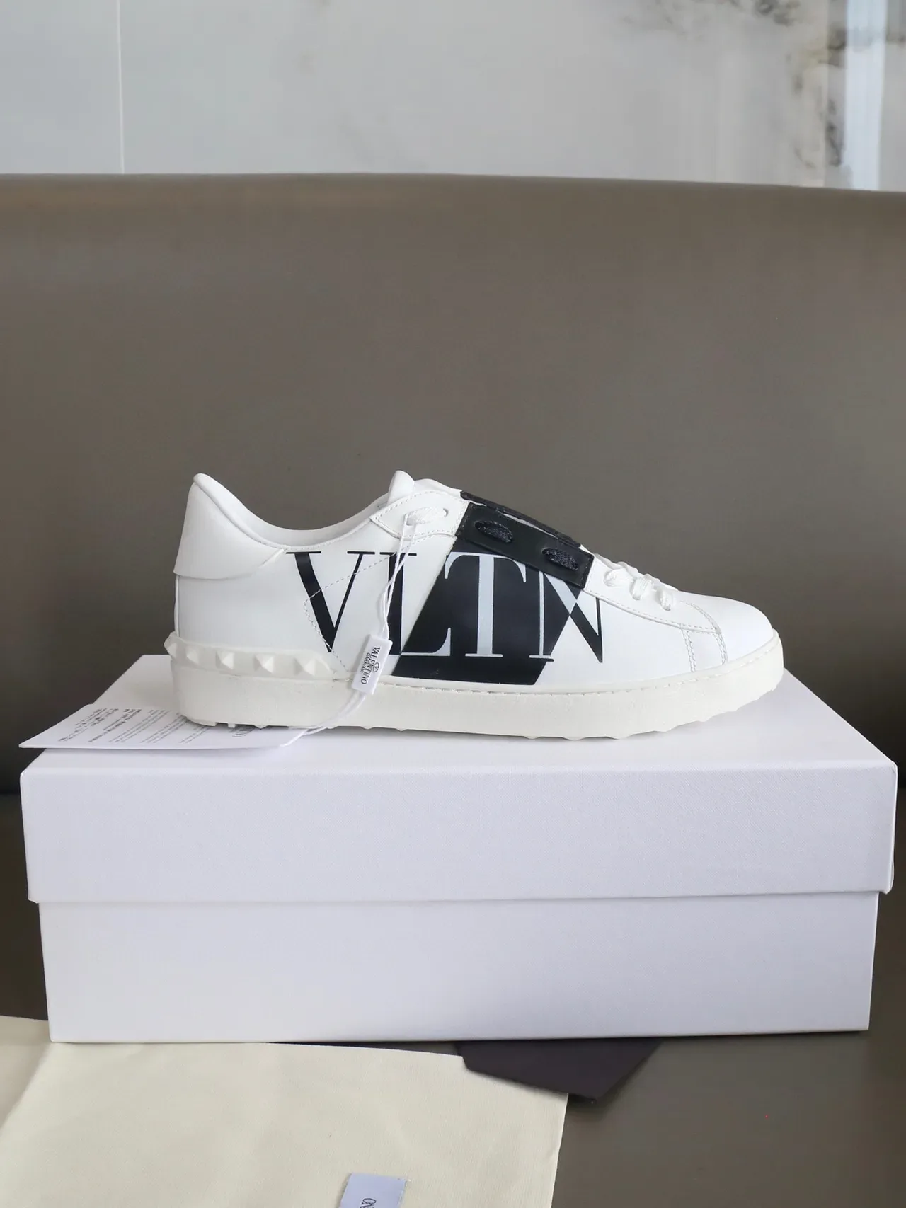 Valentino VLTN Sneakers Lifestyle Blancs et Noirs en Cuir avec Sangle Logo 9