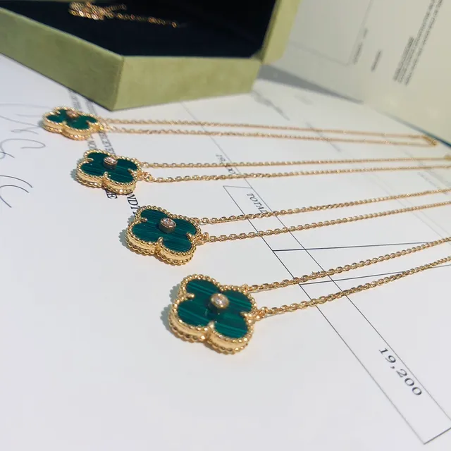 Van Cleef & Arpels Alhambra قلادة مالاكايت وماس تريفل ذو أوراق أربعة 4