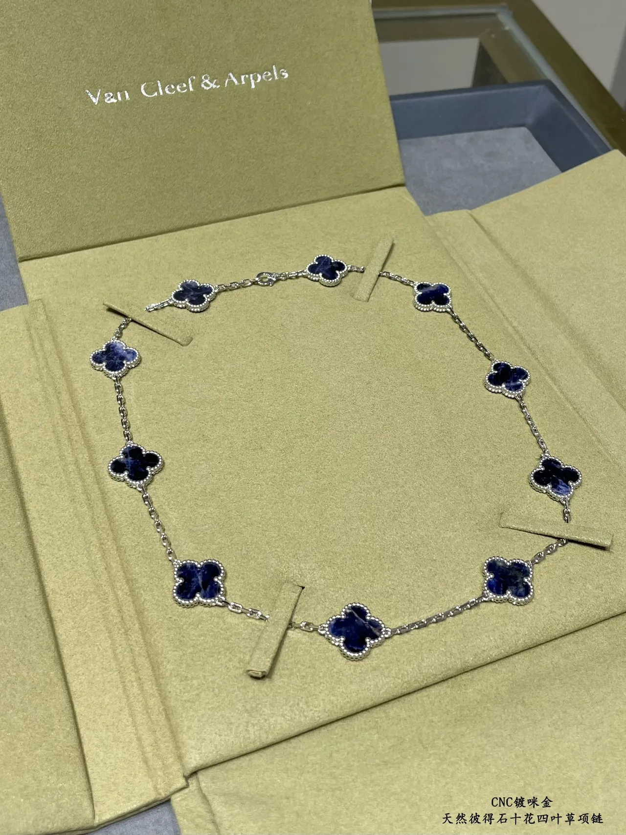 Van Cleef & Arpels Alhambra Ten Motif Collier de pierre bleue 3