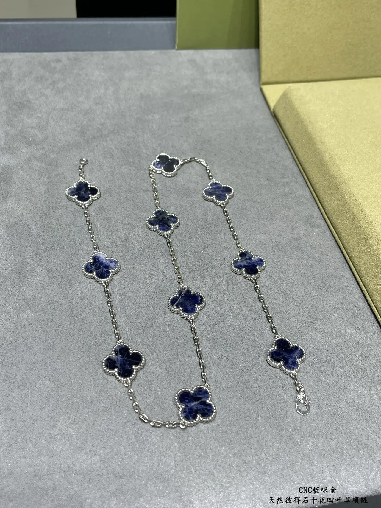 Van Cleef & Arpels Alhambra Ten Motif Collier de pierre bleue 4