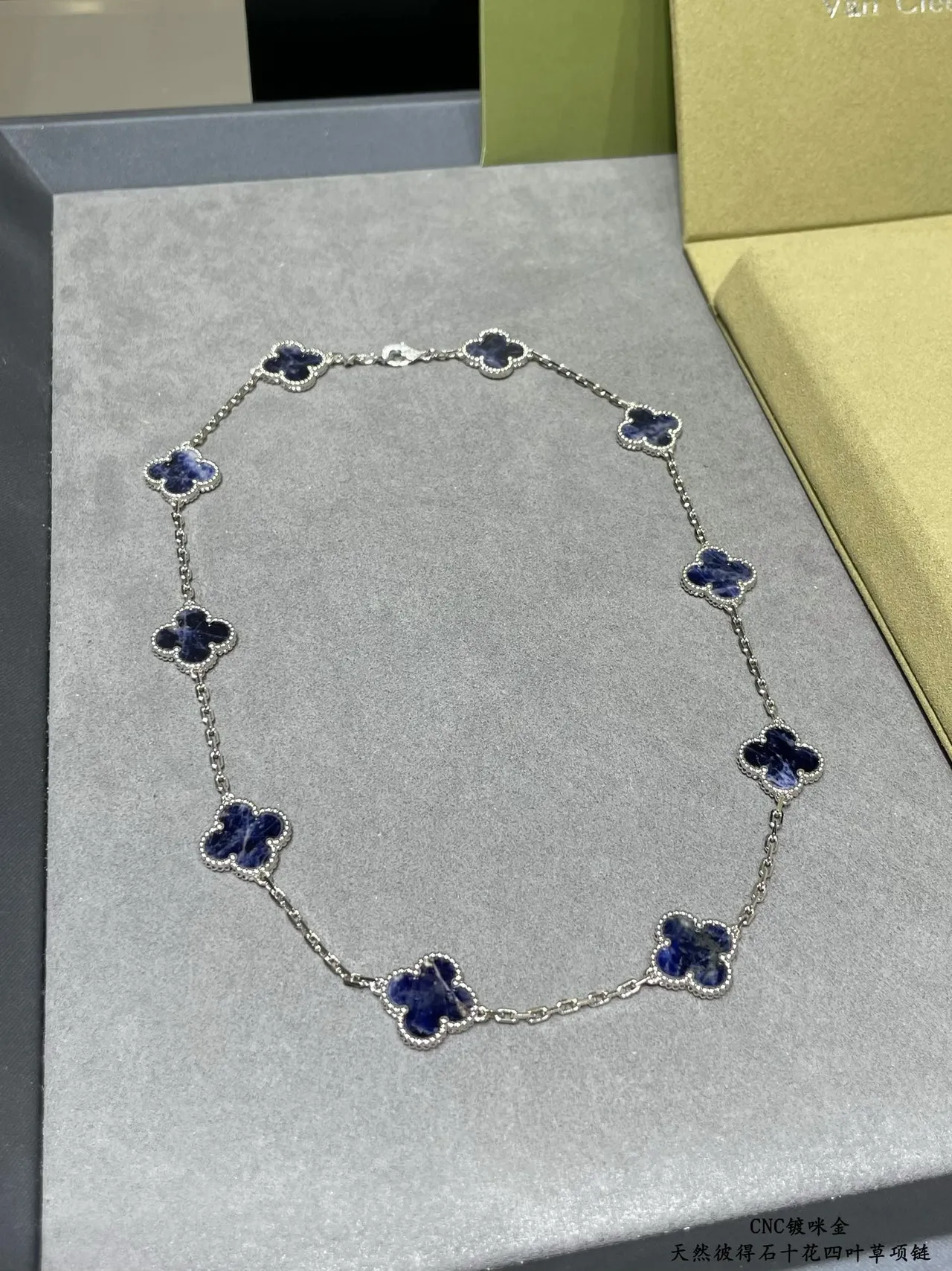 Van Cleef & Arpels Alhambra Ten Motif Collier de pierre bleue 5