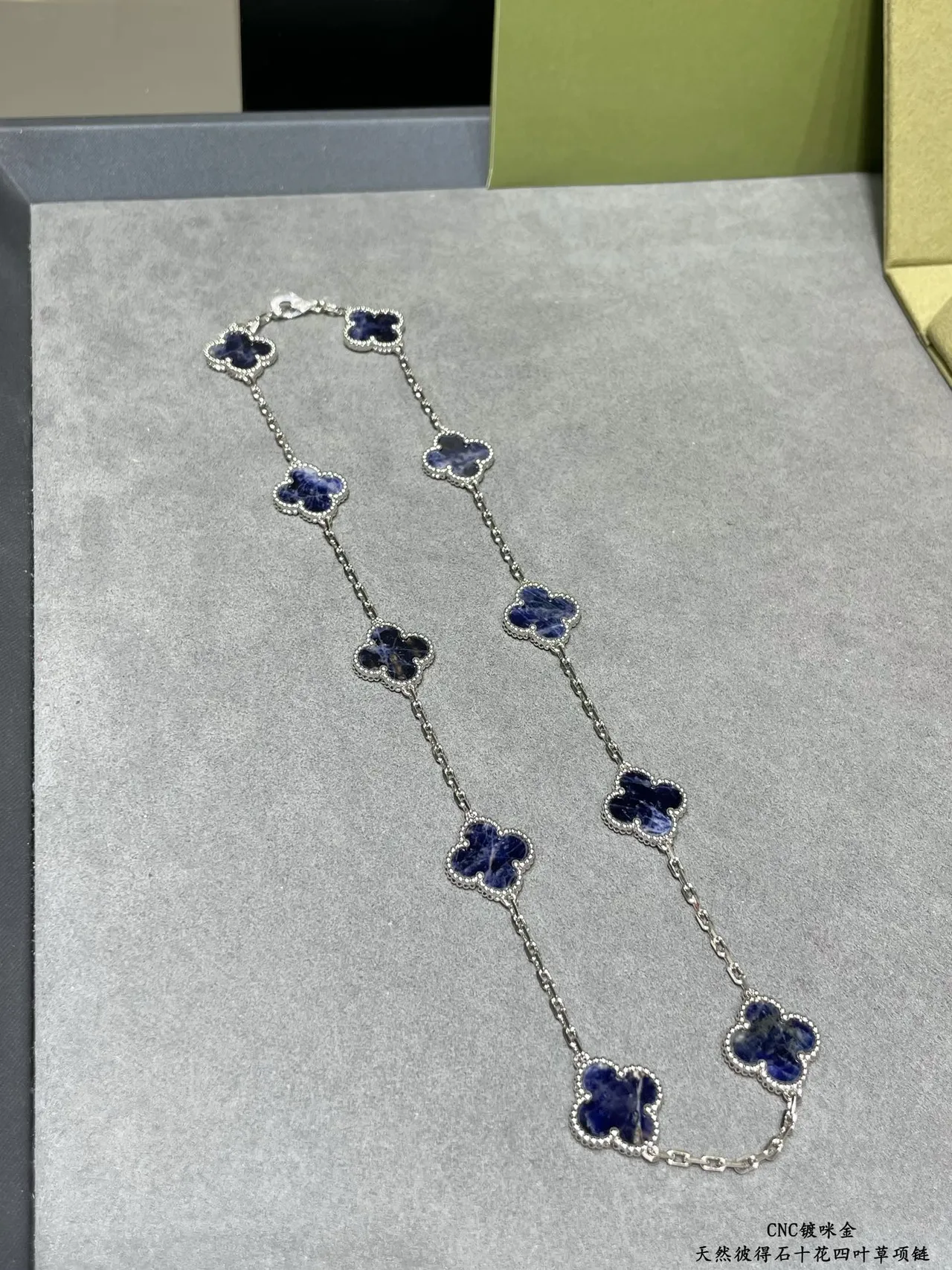 Van Cleef & Arpels Alhambra Ten Motif Collier de pierre bleue 6