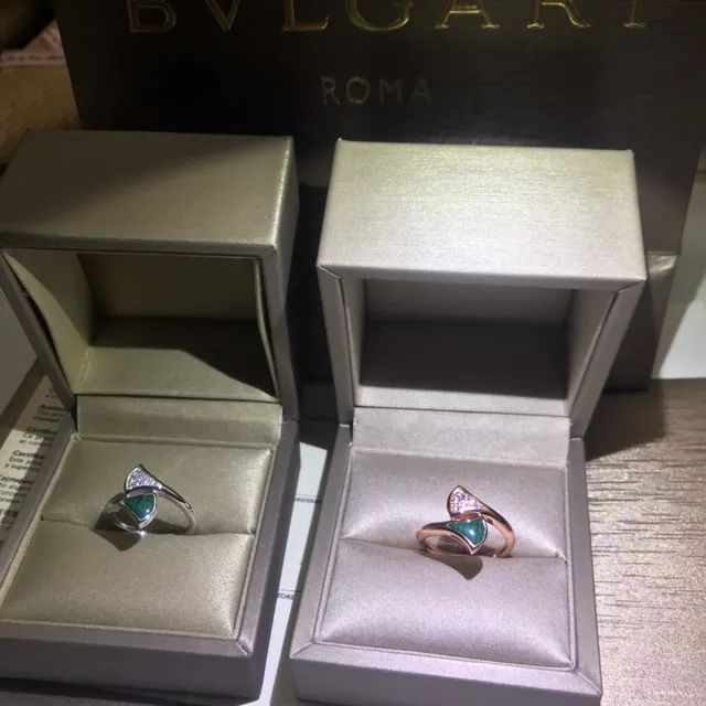 Van Cleef & Arpels Cadenas Malachite and Pavé Diamond Ring 3
