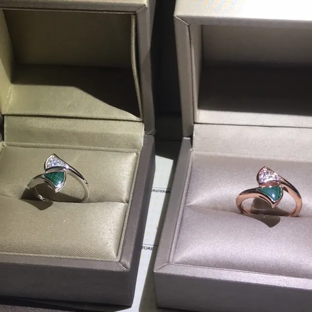 Van Cleef & Arpels Cadenas Malachite and Pavé Diamond Ring 4