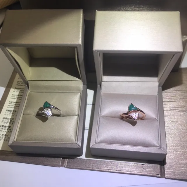 Van Cleef & Arpels Cadenas Malachite and Pavé Diamond Ring 5