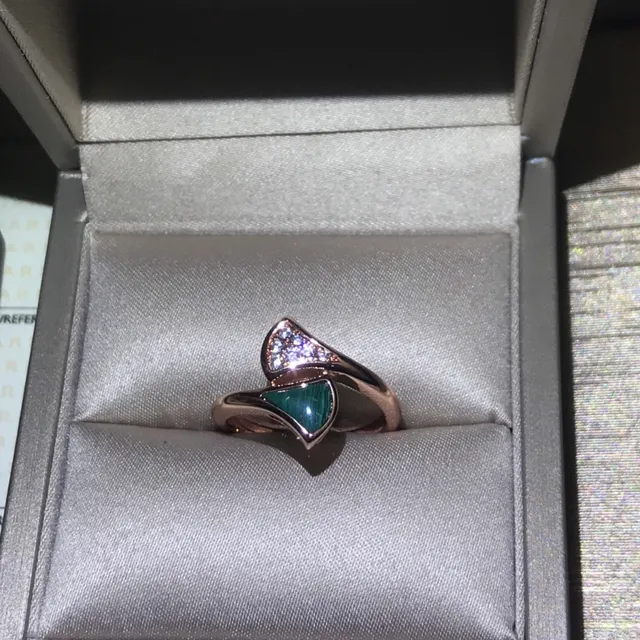 Van Cleef & Arpels Cadenas Malachite and Pavé Diamond Ring 8
