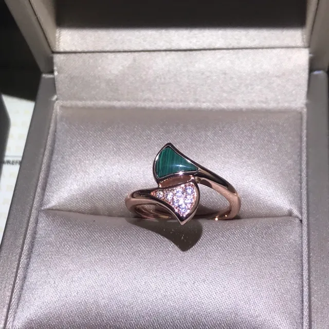 Van Cleef & Arpels Cadenas Malachite and Pavé Diamond Ring 9