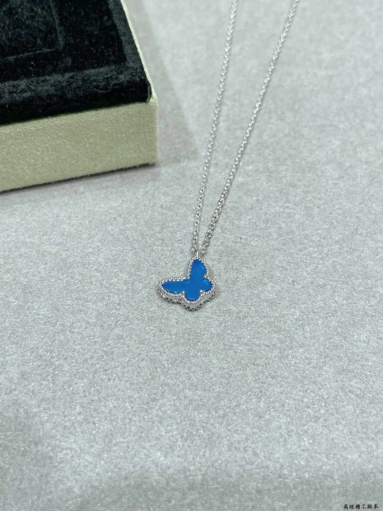 Van Cleef & Arpels Papillon Colar com pingente de borboleta em esmalte azul 4