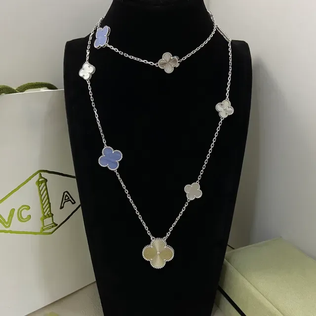 Van Cleef & Arpels Alhambra Trevo de quatro folhas e motivo de leque colares 4