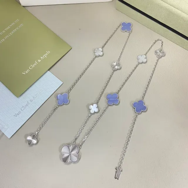 Van Cleef & Arpels Alhambra Trevo de quatro folhas e motivo de leque colares 5