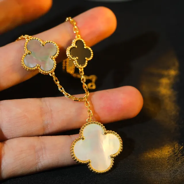 Van Cleef & Arpels Alhambra Bracelet en Or à Motifs de Trèfle Multicolores avec Inlay de Pierres Multiples 4