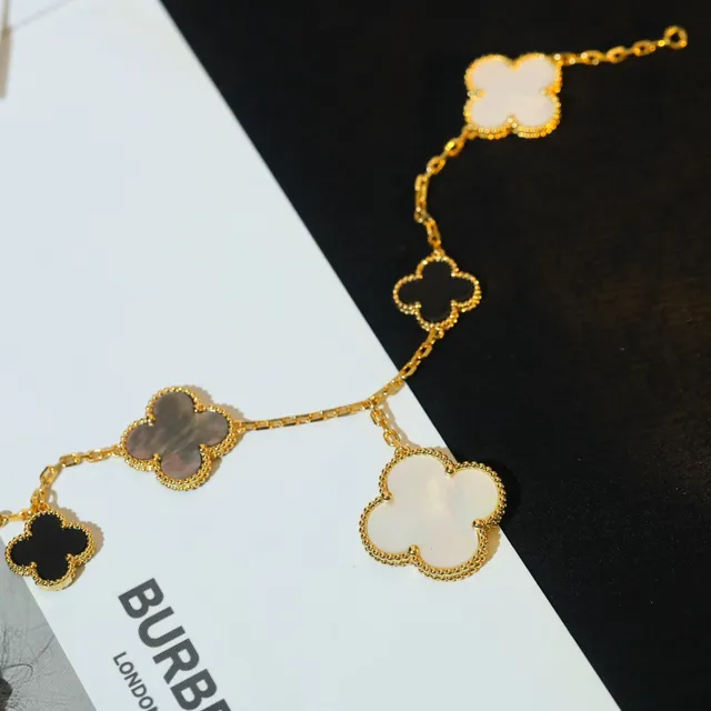 Van Cleef & Arpels Alhambra Bracelet en Or à Motifs de Trèfle Multicolores avec Inlay de Pierres Multiples 5