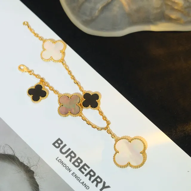 Van Cleef & Arpels Alhambra Bracelet en Or à Motifs de Trèfle Multicolores avec Inlay de Pierres Multiples 9