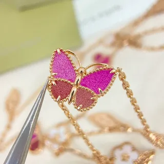 Van Cleef & Arpels Alhambra-प्रेरित इनेमल और मदर-ऑफ़-पर्ल चेन नेकलेस