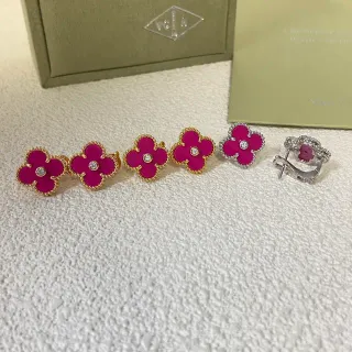 Van Cleef & Arpels Alhambra أقراط إي مال ماجنطا وماس بشكل البرسيم ذو الأوراق الأربعة