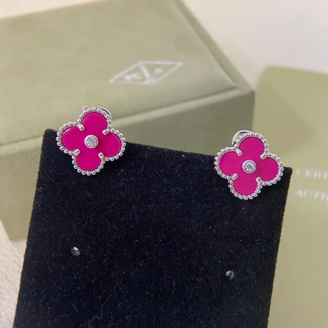 Van Cleef & Arpels Alhambra أقراط إي مال ماجنطا وماس بشكل البرسيم ذو الأوراق الأربعة 2