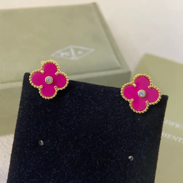 Van Cleef & Arpels Alhambra أقراط إي مال ماجنطا وماس بشكل البرسيم ذو الأوراق الأربعة 3