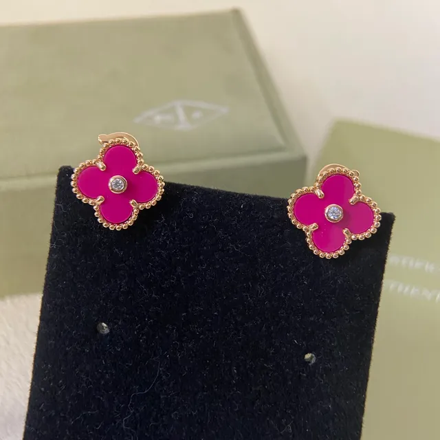 Van Cleef & Arpels Alhambra أقراط إي مال ماجنطا وماس بشكل البرسيم ذو الأوراق الأربعة 4