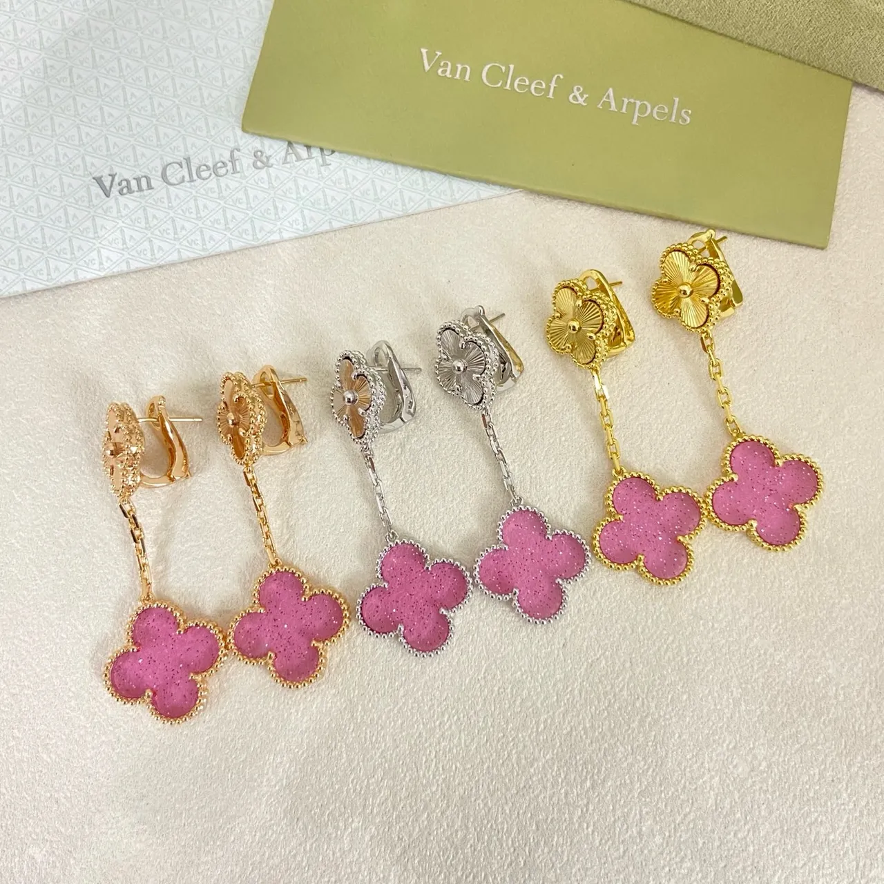 Van Cleef & Arpels Alhambra Boucles d'Oreilles Pendantes Émail Rose Scintillant Trèfle à Quatre Feuilles 2