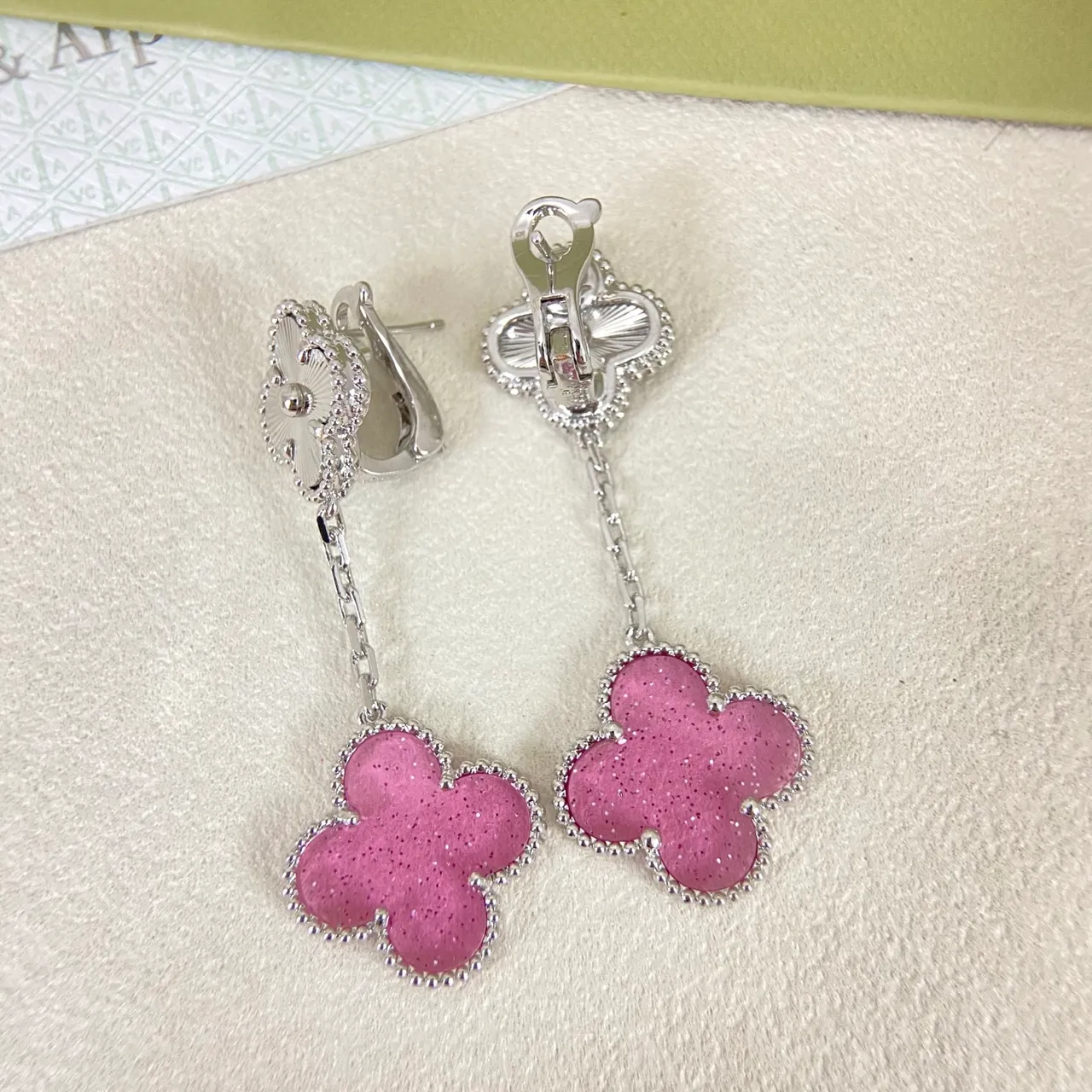 Van Cleef & Arpels Alhambra Boucles d'Oreilles Pendantes Émail Rose Scintillant Trèfle à Quatre Feuilles 3
