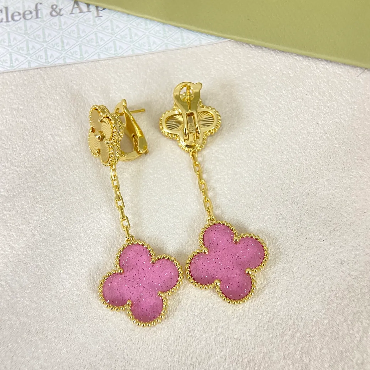 Van Cleef & Arpels Alhambra Boucles d'Oreilles Pendantes Émail Rose Scintillant Trèfle à Quatre Feuilles 4