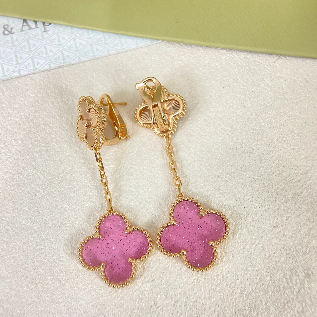 Van Cleef & Arpels Alhambra Boucles d'Oreilles Pendantes Émail Rose Scintillant Trèfle à Quatre Feuilles 5
