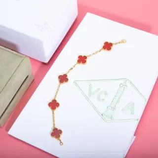 Van Cleef & Arpels Alhambra سوار ذهبي مع مينا أحمر كلفر ذو أوراق أربعة