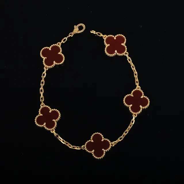 Van Cleef & Arpels Alhambra سوار ذهبي مع مينا أحمر كلفر ذو أوراق أربعة 2