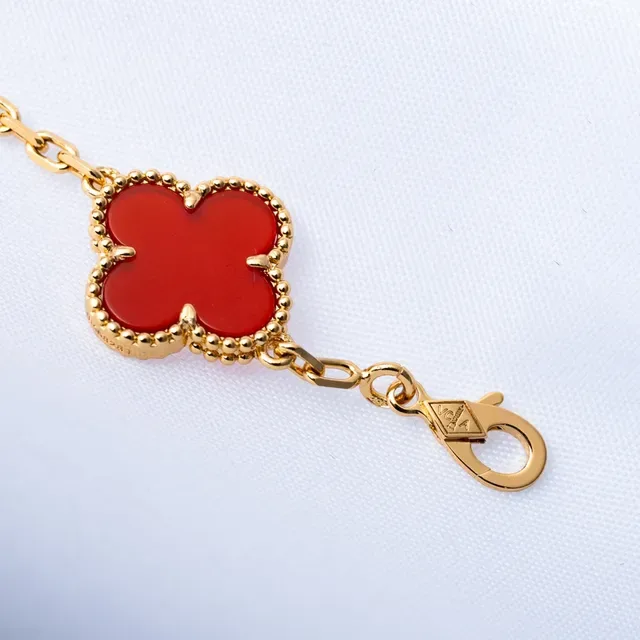 Van Cleef & Arpels Alhambra سوار ذهبي مع مينا أحمر كلفر ذو أوراق أربعة 3