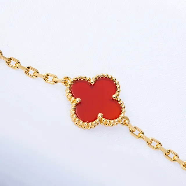Van Cleef & Arpels Alhambra سوار ذهبي مع مينا أحمر كلفر ذو أوراق أربعة 4