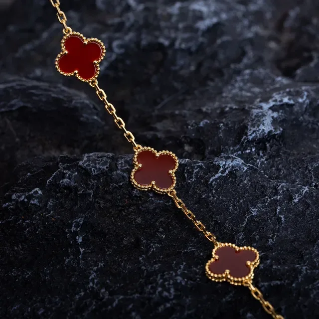 Van Cleef & Arpels Alhambra سوار ذهبي مع مينا أحمر كلفر ذو أوراق أربعة 5