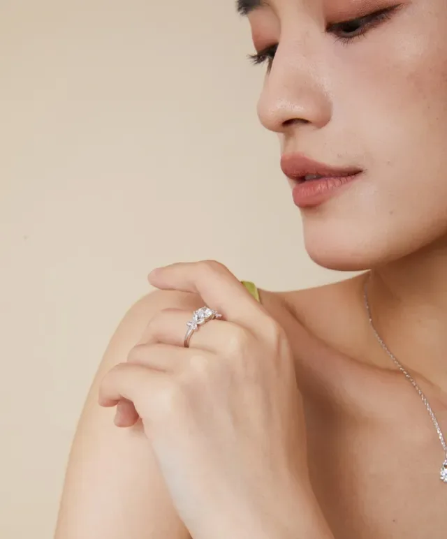 Van Cleef & Arpels Frivole Anel de diamantes cluster floral, corte redondo e marquise 3